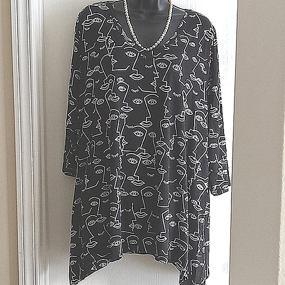 Tahari | Black and White Print High Lo Tunic Blouse - Picture 2 of 12